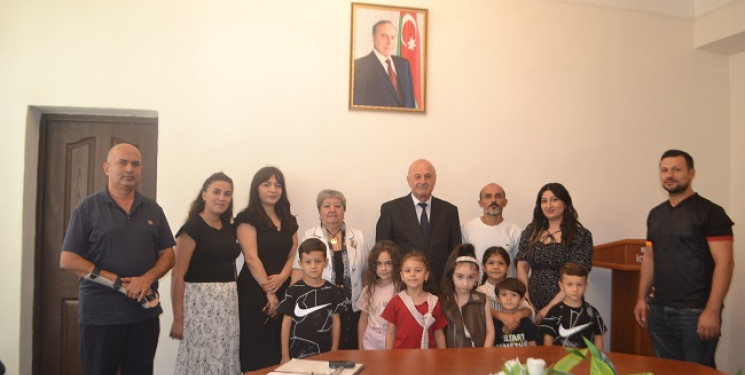 Sentyabrın 4-də Mingəçevir şəhər İcra Hakimiyyətinin başçısı İlham İsmayılov yeni dərs ilində birinci sinfə qədəm qoyacaq şəhid və qazi övladları ilə görüşüb.